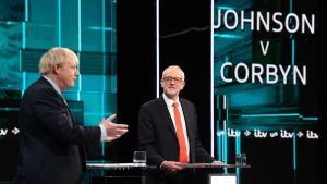 Boris Johnson och Jeremy Corbyn står på en scen vid varsitt bord under en debatt i Tonight's live.