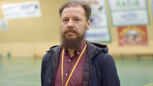 Här på bilden står byggchef Ilmari Viljanen inne i den gamla bollhallen som nu ska rivas. Porträttbild på Ilmari Viljanen.
