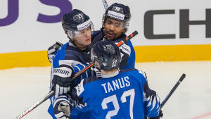 Endast en kedja har levererat för Finland mot bättre motstånd. Spelarna i Finlands andrakedja i JVM klappar om varandra efter ett mål.
