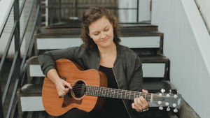 Sofie Lundell hoppas att i framtiden få skriva låtar tillsammans med andra artister. Sofie Lundell med sin gitarr.