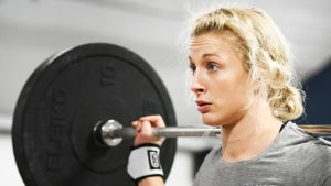 Vuohijoki trivs också på gymmet – hon talar med många mellan lyften och ser det som social samvaro. Anni Vuohijoki lyfter tyngder.