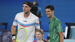 Novak Djokovic besegrade Struff efter fyra set. Jan-Lennard Struff och Novak Djokovic fotas ståendes bredvid en flicka.
