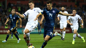 Finland och Bosnien-Hercegovina möttes i förra EM-kvalet. Robin Lod kämpar om bollen med Amer Gojak