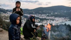 En flyktingfamilj värmde sig vid en brasa på en sluttning i Samos under helgen. En flyktingfamilj värmde sig vid en brasa på en sluttning i Samos under helgen.