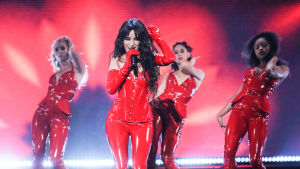 Camila Cebello esiintyy The Graham Norton Show'ssa. Camila Cabello esiintyy tanssijoiden kanssa.