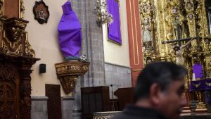 Kvinnogestalter täckta av tyg som en protest mot våldet mot kvinnor i Mexiko. Kyrkan De los Santos Cosme y Damian i Mexiko City 4.3.2020 Kvinnogestalter täckta i tyg som en protest mot våldet mot kvinnor i Mexiko. Kyrkan De los Santos Cosme y Damian i Mexiko City 4.3.2020