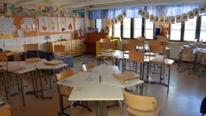 Att ha förskolan i Boxby skola fungerar bra. Det tycker både föräldern Anna Höglund och rektorn Anna-Karin Brunberg. För att det inte ska vara för tungt för personalen krävs det att förskolan har en egen lärare. Arkivbild. Klassrum i Boxby skola i Sibbo