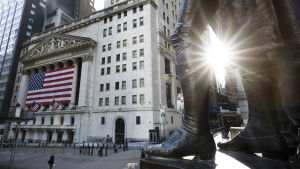 Försiktig optimism på New York-börsen efter nyhet om möjlig medicin mot covid-19. George Washingtonin patsas autioituneella Wall Streetillä New Yorkissa.