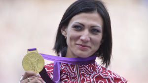 Natalija Antiuch vann OS-guld i London 2012. Natalija Antiuch håller upp sin guldmedalj.