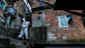 En frivilligarbetare sprutade desinfektionsmedel i favelan Dona Marta i Rio de Janeiro den 13 april. En frivilligarbetare sprutade desinfektionsmedel i favelan Dona Marta i Rio de Janeiro den 13 april.
