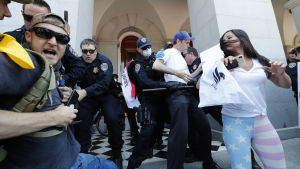 Polisen skingrade demonstranter utanför kongressbyggnaden i Sacramento. Copyright EPA Polisen skingrade demontranter utanför kongressbyggnaden i Sacramento.