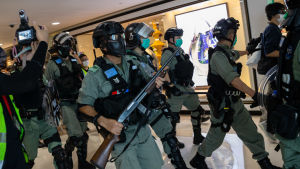 Polis avbröt demonstrationen i köpcentret. Kravallpolis i ett köpcentrum i Hongkong.