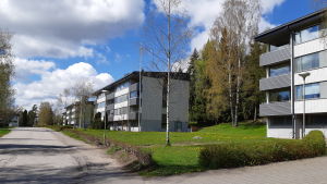 Det finns flervåningshus i närheten av kabelfabriken Prysmian. Det ska byggas flera våningshus i närheten av de här, men det sker långt in i framtiden. Flervåningshus i Pickala.