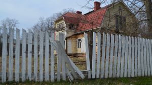 Gula huset hade stått tomt i närmare 40 år innan det revs. Gult trähus i mycket dåligt skick.