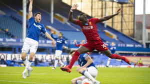 Derbyt var händelserikt men målfattigt. Sadio Mané blir tacklad av Seamus Coleman.