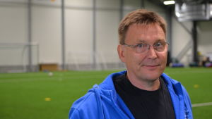Futuras ordförande Markus Broman blev varm om hjärtat av Fredrik Jensens donation. Fotbollsföreningen Futuras ordförande Markus Broman
