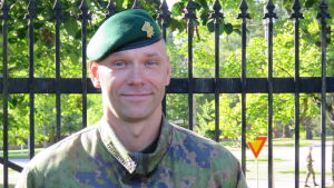 Du ska låta professionella bedöma om det är fråga om ammunition, säger beredskapschef Mikael Lindroos. En officer, kommendörkapten Mikael Lindroos vid en gammal svart järnport. Sommar och sol.