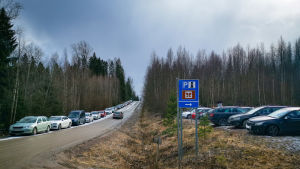 När många besökare åker till samma rekreationsområde blir det brist på parkeringsplatser. Bilden är från Sibbo storskogs nationalpark. Bakunkärrin parkkipaikka Knutersintiellä, Sipoonkorven vaellusreittien varrella Sipoossa 21.3.2020.