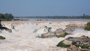 Inga farkoster kan passera de dramatiska vattenfallen i Mekong nära gränsen mellan Laos och Kambodja. Den nyaste dammen i Mekong har uppförts i en flodfåra mitt bland de spektakulära vattenfallen. Inga farkoster kan passera de dramatiska vattenfallen i Mekong nära gränsen mellan Laos och Kambodja. Den nyaste dammen i Mekong har uppförts i en flodfåra mitt bland de spektakulära vattenfallen.