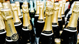 Försäljningen av mousserande viner och champagne väntas öka kraftigt under nyårsveckan. Flaskor med mousserande vin står på rad i en försäljningshylla i Alko.