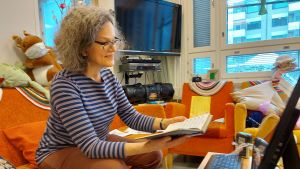 Sångönskemålen är högst varierande. Sjukhusmusiker Anna Brummer leder en sångstund per distans på Tölö senioercenter. 2021.