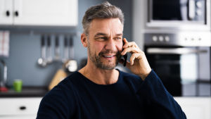 Har putsat och fejat i köket, nu ringer jag min älskarinna. Leende man talar i telefon