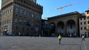 Piazza della Signoria är ett av Florens mest berömda torg. Piazza della Signoria som är ett av Florens mest berömda torg ligger öde.