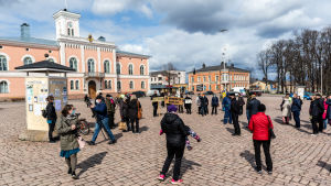 Under demonstrationen höll de flesta rätt avstånd till andra deltagare. Demonstration med plakat på torget i Lovisa.
