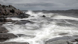 Storm. Bilden ingår i Tapio Kekkonens utställning Moments 2.0 stormigt hav och klippor