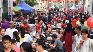 Bland annat under det kinesiska nyåret stängs gatorna av för all trafik i centrum av Georgetown. Invånarna får då frossa på gatumat. George Town i Malaysia.