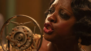 En svart sångerska skriver skådishistoria? Viola Davis är nominerad för fjärde gången. Närbild av en sjungande Viola Davis som Ma Rainey.
