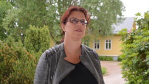 Nina Sevelius är enhetschef vid Axxell Överby där man utbildar trädgårdsmästare. Kvinna i trädgård.