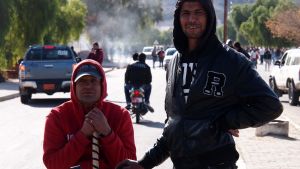 Työttömät nuoret vartioivat tiesulkuja Nasrallahissa Keski-Tunisiassa tammikuussa 2016 mielensoittajia Tunisian Nasrallahissa tammikuussa 2016