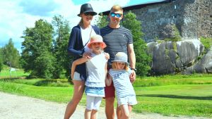 Familjen Tahvanainen med mamma Jenni, pappa Sami, och döttrarna Maisa och Silja vid Raseborgs slottsruiner.