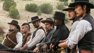 De fantastiska sju (Vincent D'Onofrio, Martin Sensmeier, Manuel Garcia-Rulfo, Ethan Hawke, Denzel Washington, Chris Pratt och Byung-hun Lee) sitter på sina hästar och ser allvarliga ut.