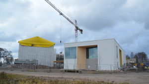 Hangö Havsbad ska vara färdig i början av nästa år och bostäderna till sommaren 2017. En arbetsplats med stängsel runt där Hangö havsbad finns och bostäderna på Fabriksudden.