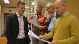 Baltic Connectors vd Herkko Plit och jordbrukaren Kristian Westerholm studerar hur gasröret dras över Westerholms åkrar och skog. I bakgrunden diskuterar Jan Wasström samma sak med projektdirektör Tom Främling. Herkko Plit, vd för Baltic Connector, tittar på Kristian Westerholm karta. Jan Wasström visar en karta åt Tom Främling från Baltic Connector.