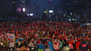 Tiotusentals demonstranter trotsade regnet under en protest i Seoul i onsdags där man krävde att president Park Geun-hye avgår Tiotusentals demonstranter trotsade regnet under en protest i Seoul i onsdags där man krävde att president Park Geun-hye avgår