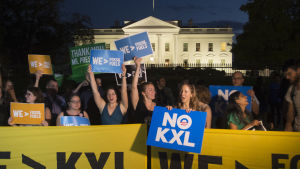 Trump godkände Keystone oljeledningen, men Biden stoppar projektet. Den omstridda oljeledningen Keystone XL har stött på hårt motstånd bland miljöaktivister, lokala jordbrukare och indianstammen Standing Rock. protester har bland annat förekommit utanför Vita huset