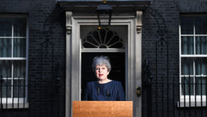 Theresa May, utanför Downing Street 10 i London,meddelar att hon vill utlysa nyval i Storbritannien. Theresa May meddelar att hon vill utlysa nyval utanför Downing Street 10 i London.
