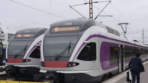 Den sena tågturen startar från Helsingfors 23.03. En man påväg mot ett I-tåg på Helsingfors järnvägsstation.
