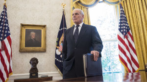 Stabschefen John Kelly får nu förklara presidentens agerande Stabschefen John Kelly i Vita Huset