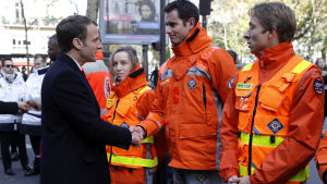 Franrikes president Emmanuel Macron skakar hand med räddningspersonal under minnesceremonierna för Bataclanattacken. Franrikes president Emmanuel Macron skakar hand med räddningspersonal under minnesceremonierna för Bataclanattacken.
