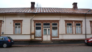 Huset på Drottningatan 12 kan bli fina bostäder. Tomt hus på Drottninggatan 12 i Lovisa.