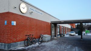 Kyrkslätts gymnasium på plats 10 i Nyland. Ingången till Kyrkslätts gymnasium.