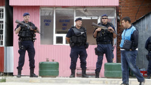 Relationerna mellan serber och albaner och fortfarande spända i Kosovo där beväpnade poliser bevakade vallokaler i lokalvalet i fjol somras Relationerna mellan serber och albaner och fortfarande spända i Kosovo där beväpnade poliser bevakade vallokaler i lokalvalet i fjol somras