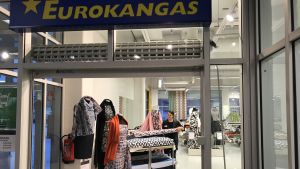 Butikschefen i Eurokangas i Borgå tycker att planteringar på området skulle göra Kungsporten mer trivsamt. Eurokangas i Borgå.