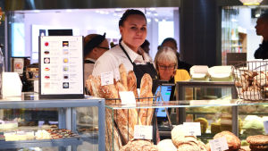 – Situationen är svårast för företagarna som har sin affär på e-våningen. Sådana besökare som snabbt besöker köpcentret och de som tidigare har bytt färdmedel här har minskat med cirka hälften, säger bageriförsäljaren Oona Ekholm. Bageriförsäljaren Oona Ekholm.