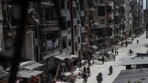 Civila och rebeller i Douma, den största staden i rebellenklaven östra Ghouta, evakueras från och med söndag Civila och rebeller i Douma, den största staden i rebellenklaven östra Ghouta, evakueras från och med söndag