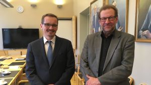 Professor i socialpolitik vid Åbo Akademi, Mikael Nygård (till vänster) och Leo Nykvist, professor i socialt arbete vid Åbo universitet ser framemot samarbetet. professorerna mikael nygård och leo nyqvist ler mot kameran
